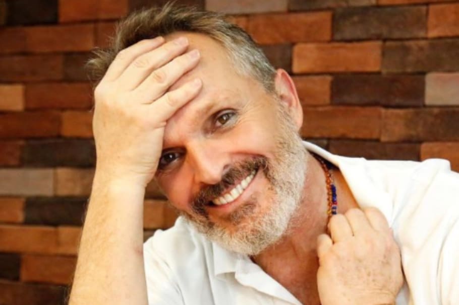 El artista explicó las razones de su afonía. Al parecer, una muela es la culpable.