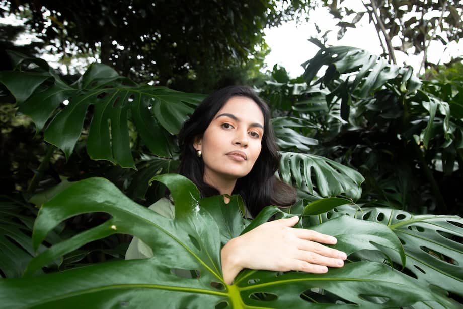 Ana María Vahos, artesana y cantautora, nació en San Pedro de los Milagros, Antioquia, en 1993. En 2023 se presentó en el Festival Estéreo Picnic.