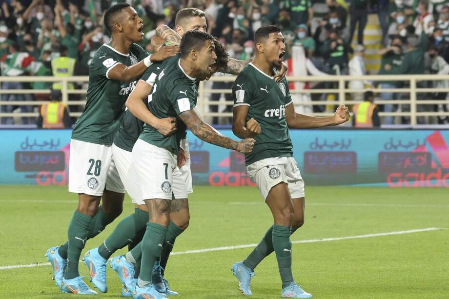 Los jugadores de Palmeiras festejan uno de los goles con los que vencieron a Al Ahly.