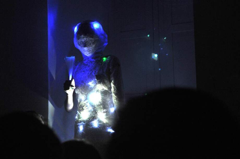 Con el vestido ‘SIA’ se personifica a una novia del año 2050. / Fotos: Liz Durán