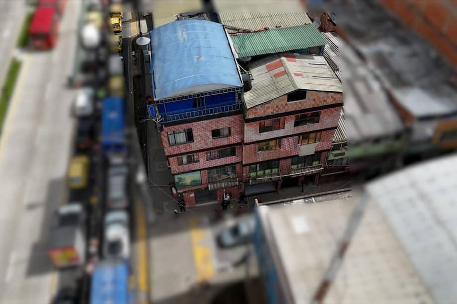 La extinción de dominio afectó seis bienes inmuebles, dos sociedades comerciales y una matrícula mercantil, entre los que se encuentran un hotel y varios establecimientos (clubes nocturnos) que funcionaban bajo la fachada de sindicatos, ubicados en Bosa y Kennedy.