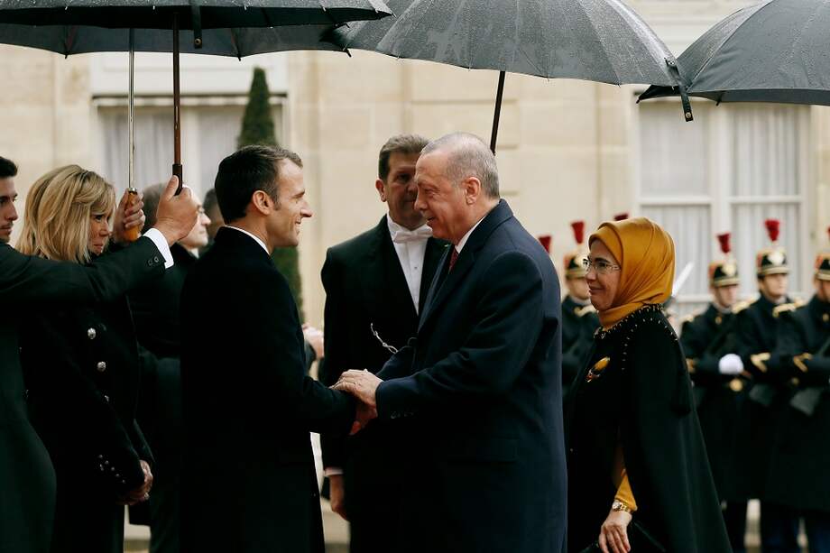 Presidente de Francia, Emmanuel Macron, saludando a su homólogo de Turquía, Recep Tayyip Erdogan, durante la conmemoración del Armisticio. / AFP