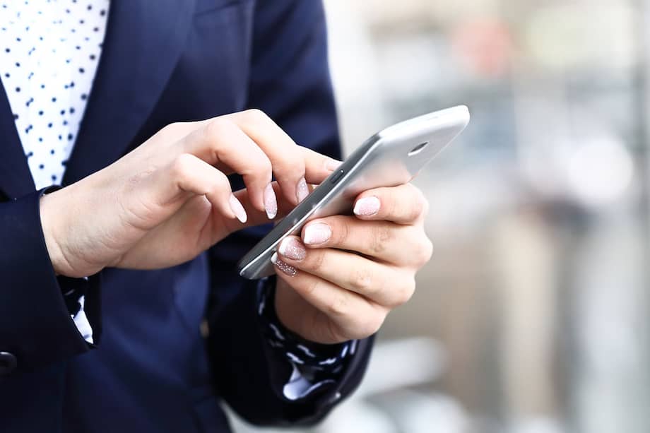 El primer SMS como tal tiene lugar cuando el programador británico Neil Papworth manda un mensaje de felicitación de Navidad de 15 caracteres a Richard Jarvis, ejecutivo de Vodafone, que lo recibió en su teléfono Orbitel 901, en diciembre de 1992.