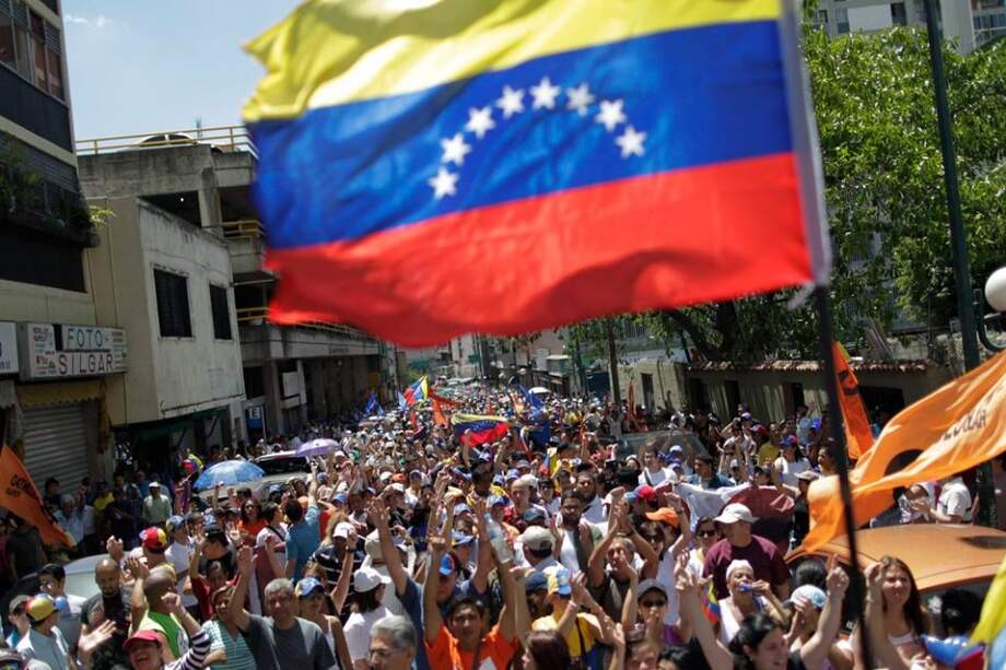 Cientos de opositores marchan hoy, domingo 3 de marzo de 2013, por Caracas para exigir al Gobierno venezolano que diga la verdad sobre la salud del presidente Hugo Chávez y en solidaridad con un grupo de estudiantes encadenados en una calle de la capital venezolana en demanda de información sobre la condición del mandatario.