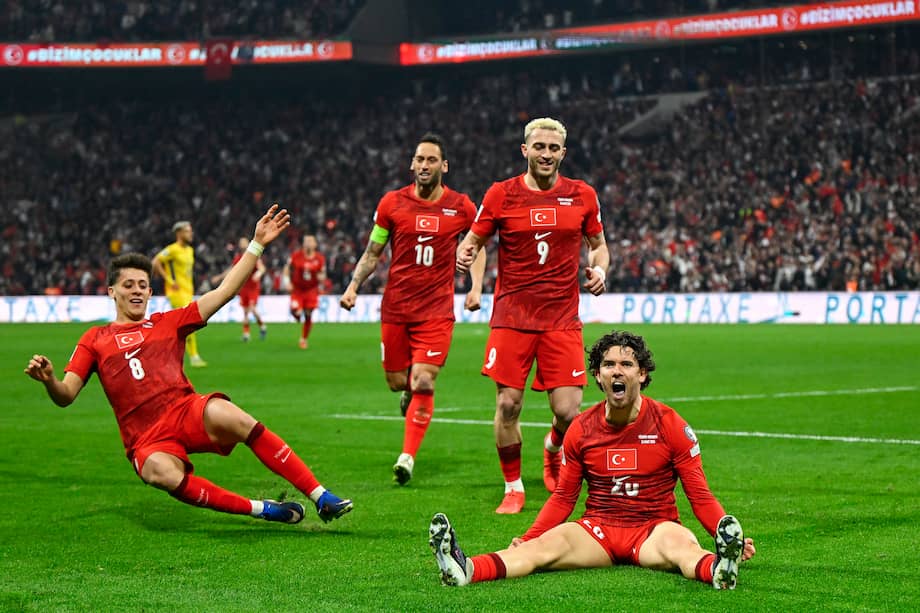 Ferdi Kadioglu celebra el gol con el que Turquía venció 1-0 a Rumanía en los play-offs europeos rumbo al Mundial.
