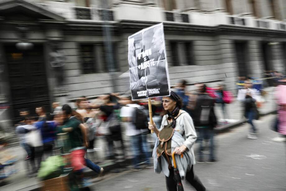 Un grupo de personas se moviliza para reclamar la anulación de los 'tarifazos' y la llamada de Macri al FMI. / EFE