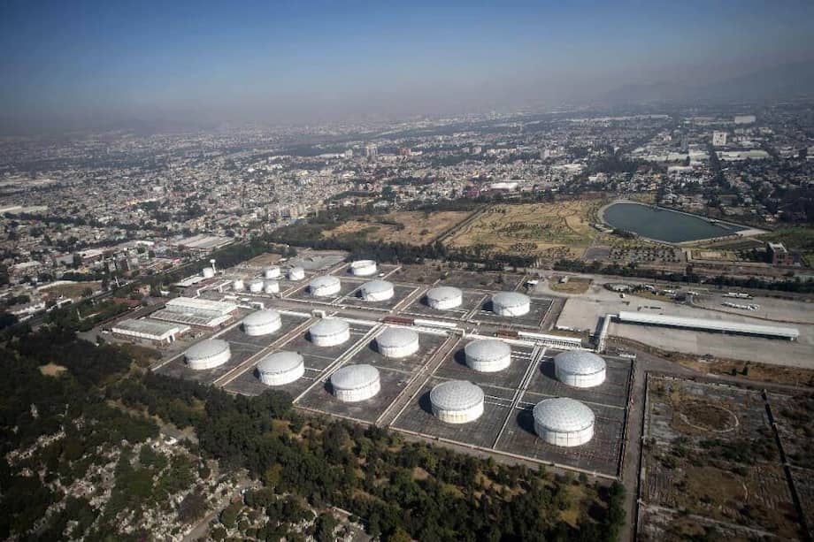 Imagen aérea del complejo de la compañía petrolera Pemex en Azcapotzalco, a las afueras de Ciudad de México. / AFP.