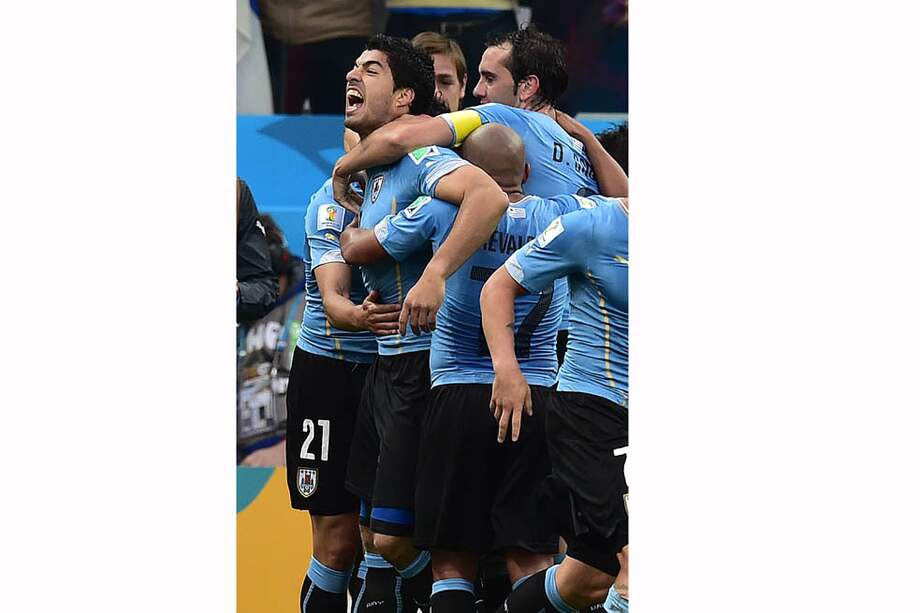 Luis Suárez celebra junto a sus compañeros el gol de la victoria. / AFP