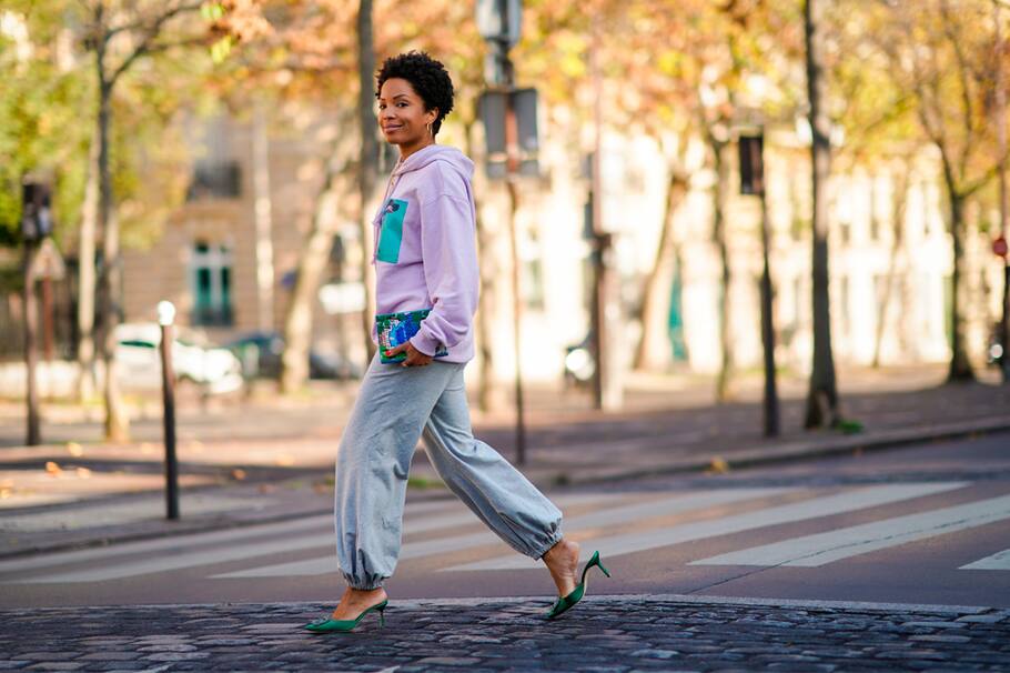 El uso de ropa cómoda se ha vuelto tendencia en el mundo, atrás quedaron los jeans y las blusas apretadas, la moda de hoy, son las prendas holgadas hechas de fibras suaves en casa o en la oficina.