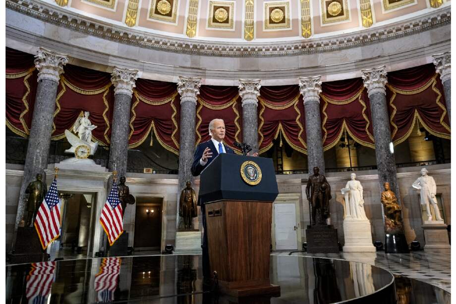El presidente de Estados Unidos, Joe Biden, asiste a una conferencia de prensa en el primer aniversario del asalto al Capitolio.
