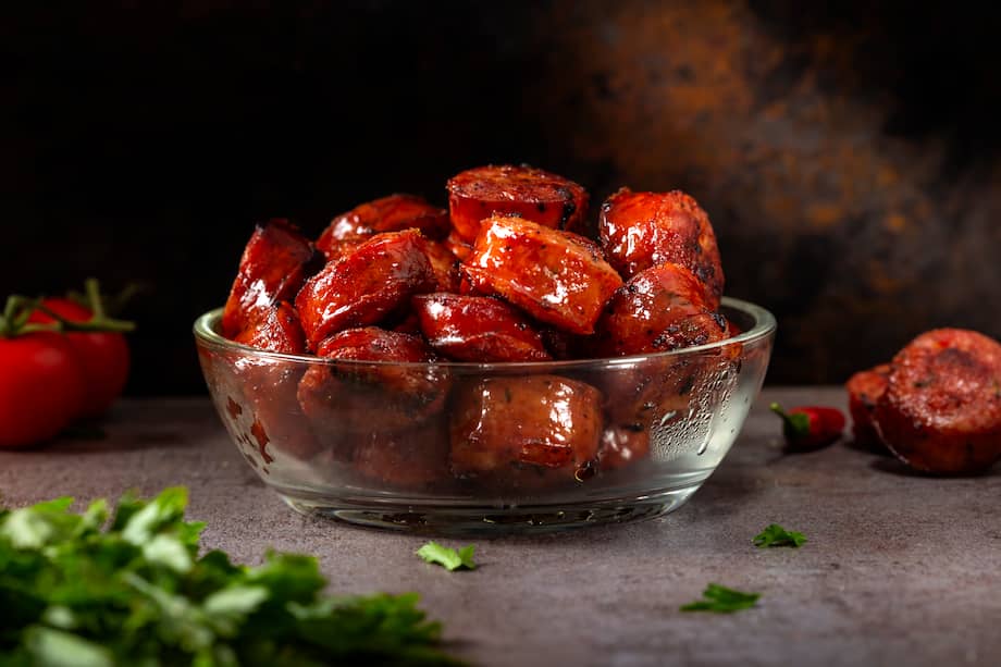 Baña esta cacerola con butifarras con tu salsa favorita. Nosotros te sugerimos una buena BBQ.