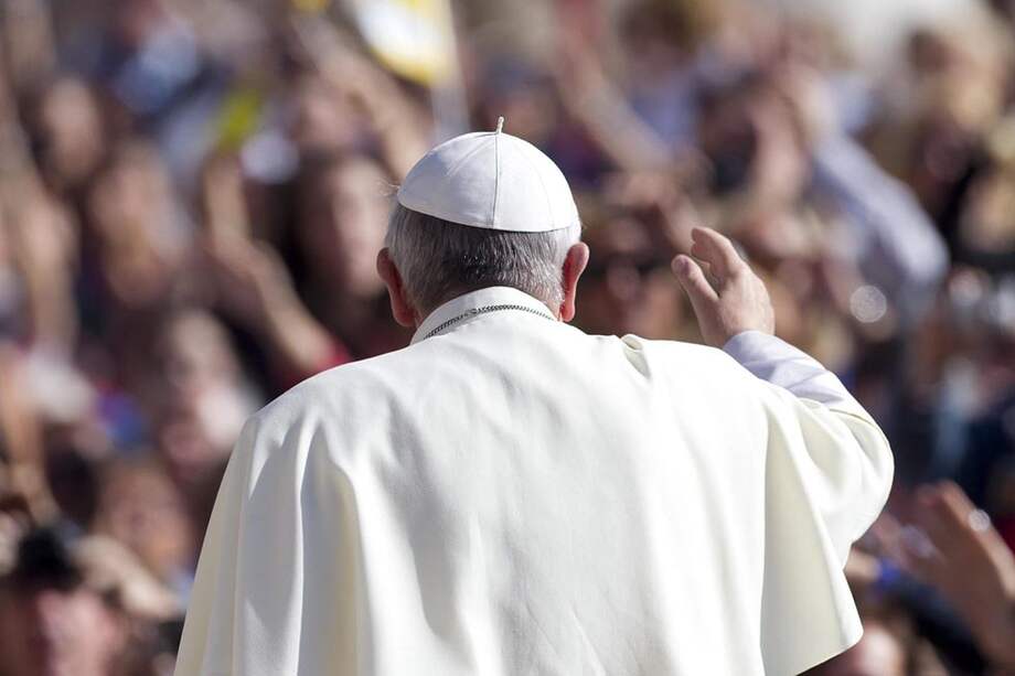 El papa Francisco durante su audiencia general en la plaza de San Pedro, en el Vaticano. Durante una entrevista cuestionó el bajo perfil de las mujeres en la Iglesia. / EFE