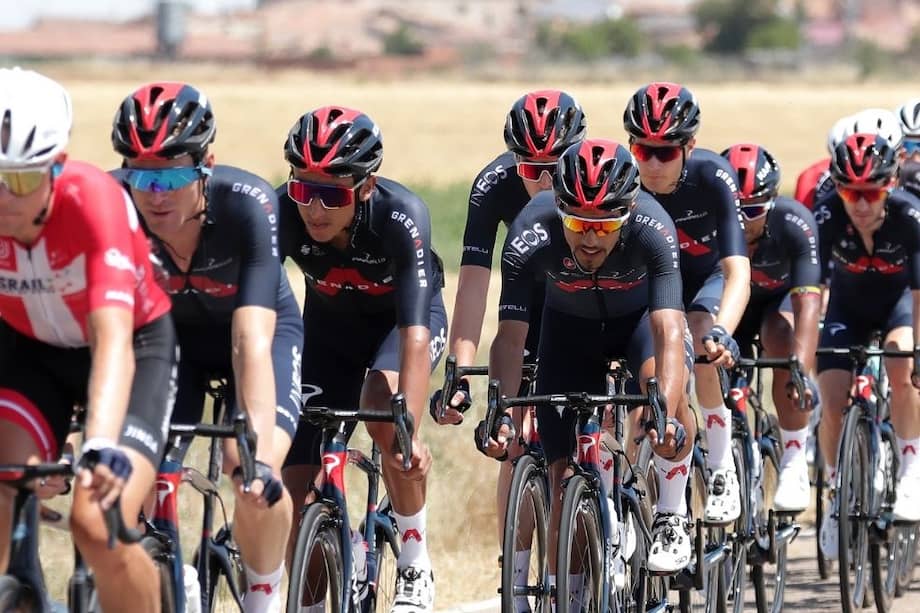 Egan Bernal y Daniel Felipe Martínez en el pelotón de la carrera.