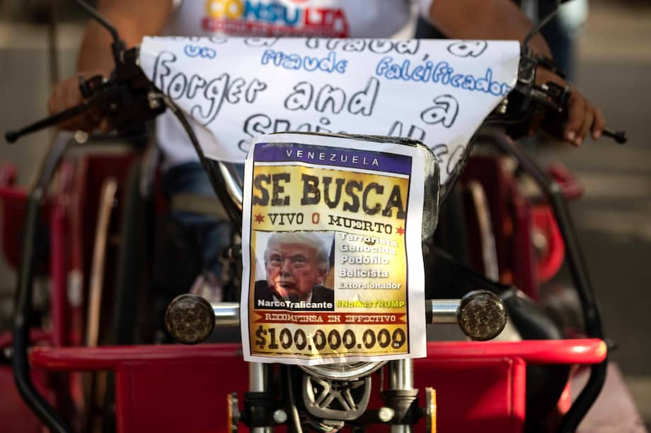 Disfrazados de piratas y con imágenes de Trump, chavistas rechazan incautación de buques.