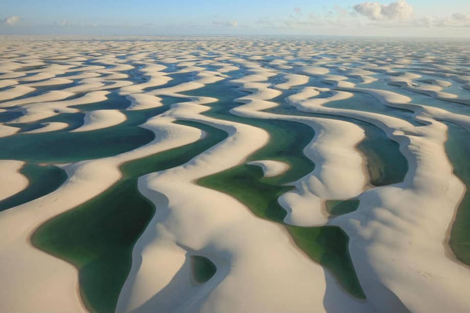 Conocido como el Sahara brasileño, sin ser propiamente un desierto, el Parque Nacional de los Lençóis Maranhenses, fundado en 1981, tiene cerca de 300 km2 de dunas blancas y lagunas azules. / thefabweb.com