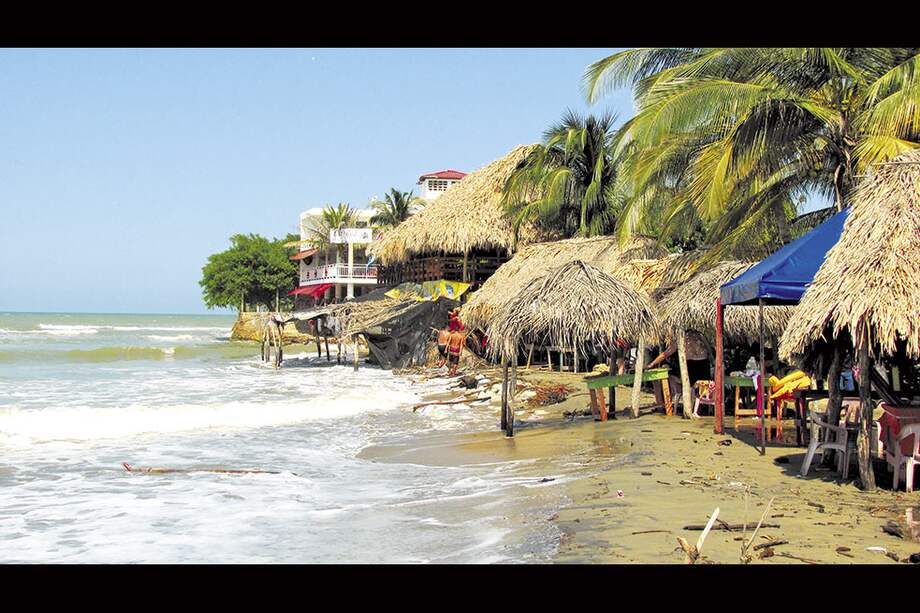 En las playas de Palmarito, Atlántico, las olas llegan hasta las cabañas. / Nelson Rangel Buitrago