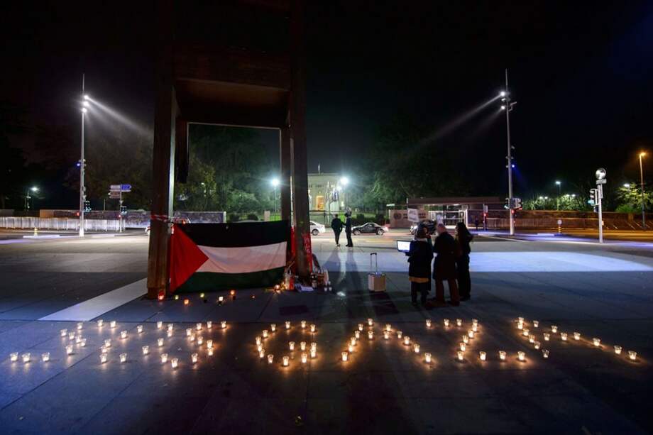 Con velas pro-palestinos demuestran su solidaridad con las víctimas de Gaza/ AFP