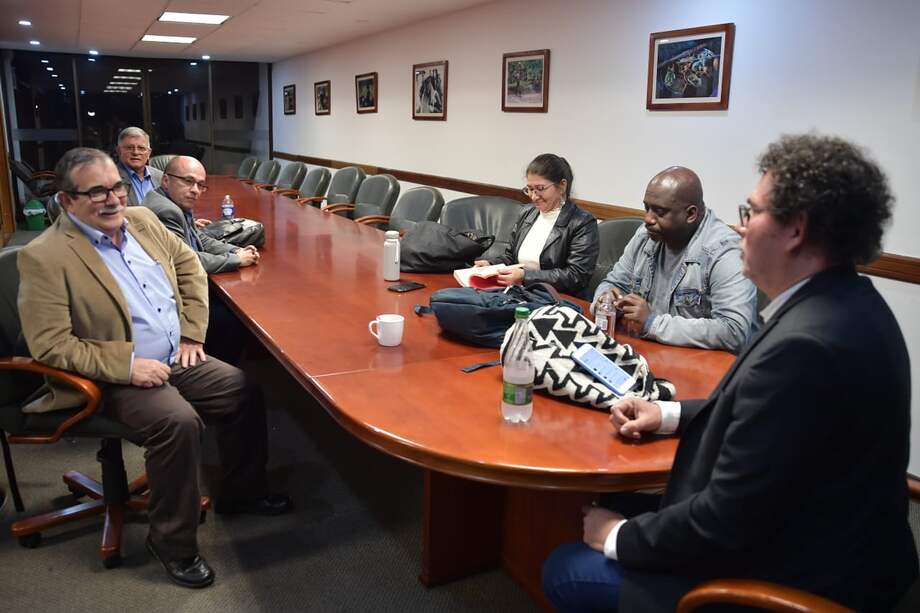 En la foto se ve a Timochenko, jefe de la FARC; Sandra Ramírez, senadora; y los militantes del partido Pastor Alape, Benkos Biohó, Jairo Estrada y Rodrigo Granda. / Óscar Pérez - El Espectador