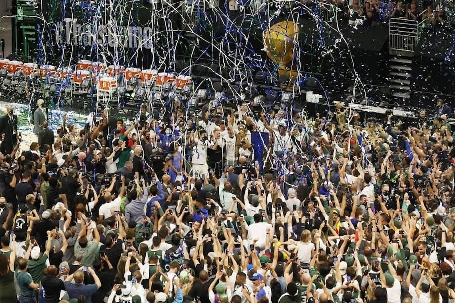 La celebración del campeonato de la NBA en la cancha de los Bucks.