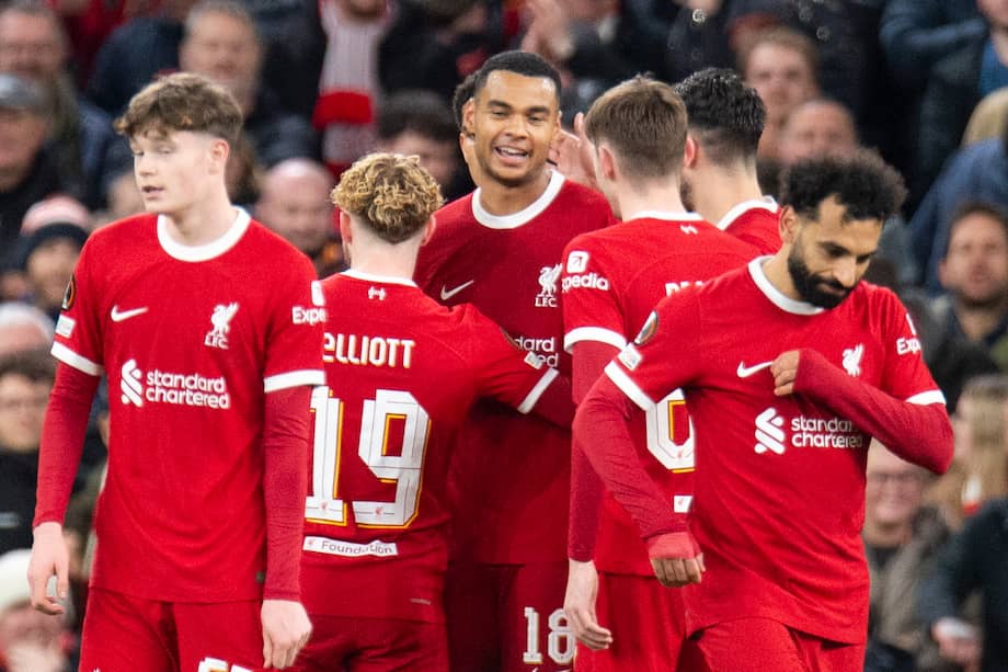 Cody Gakpo del Liverpool (C) celebra con sus compañeros de equipo tras marcar el gol 6-1 durante el partido de fútbol de vuelta de octavos de final de la UEFA Europa League entre el Liverpool FC y el Sparta Praga, en Liverpool, Gran Bretaña, el 14 de marzo de 2024.