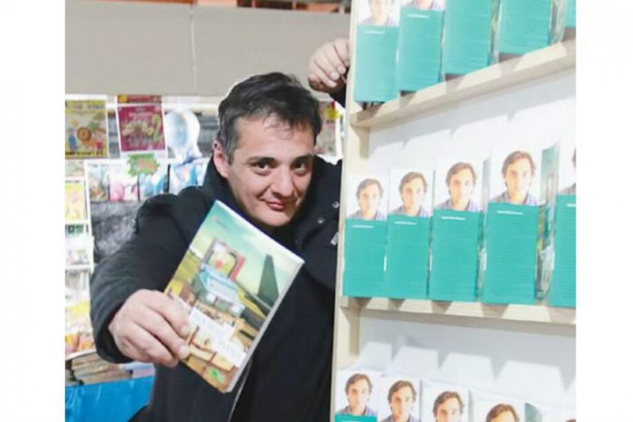 Juan Pablo Meneses muestra un ejemplar de su libro de crónicas de viajes “Equipaje de mano”./ Facebook