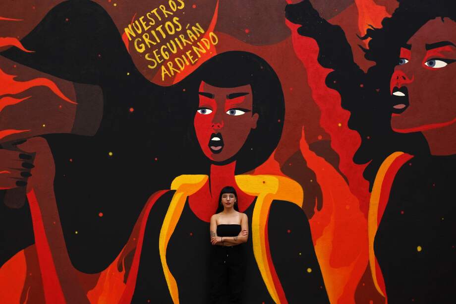 Los murales de Moon Venture muestran la unión de las mujeres en la lucha por la defensa de sus derechos. Este es el mural que pintó en la Facultad de Derecho de la Universidad Autónoma de San Luis Potosí en forma de protesta ante el acoso sexual.