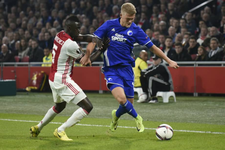 El defensor colombiano del Ajax, Dávinson Sánchez (i), este jueves, en el partido contra el Copenhague, en el Amsterdam Arena. / AFP