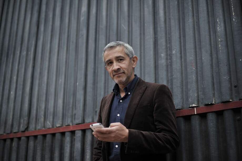 Víctor de Currea-Lugo presenta su libro, que describe como una mezcla de experiencias sobre otras guerras, para poder mirar mejor la nuestra. / Andrés Torres