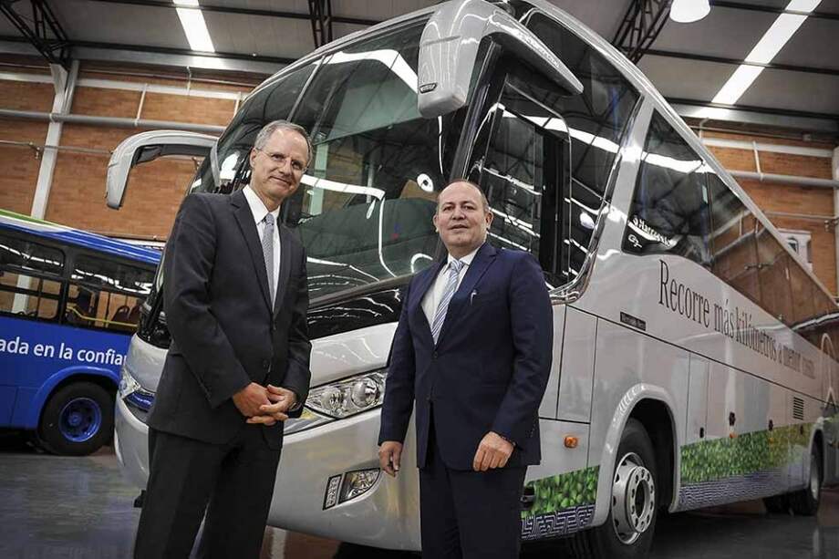 Mathias Held y Matthias Barth, ejecutivos de Daimler en la planta. / Luis Ángel - El Espectador