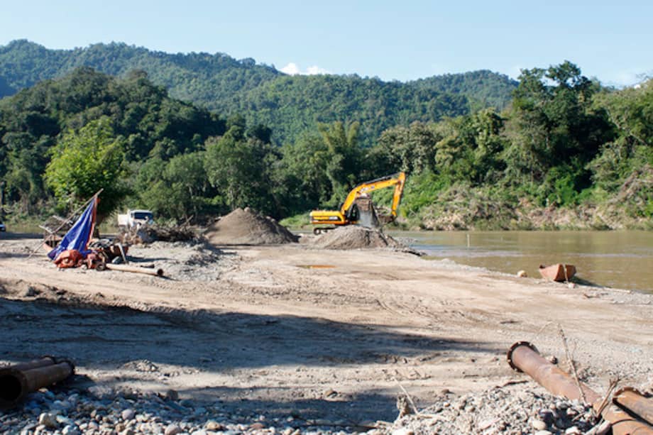 Transporte y extracción de arena en Laos / Aurora Torres