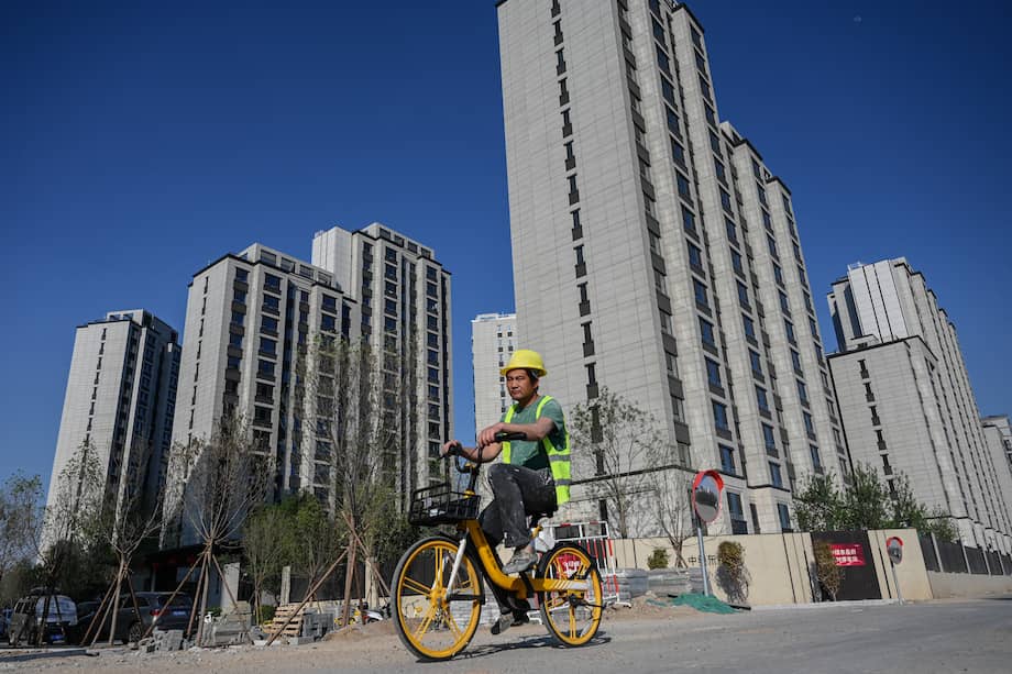 En cuatro megalópolis chinas (Beijing, Shanghai, Guangzhou y Shenzhen), los precios de las viviendas cayeron 0,1 % en marzo en comparación con el mes anterior. Mientras tanto, 31 ciudades de segundo nivel y 35 ciudades de tercer nivel registraron caídas del 0,3 % y 0,4 %, respectivamente, completando así las caídas intermensuales más pronunciadas en una década. Imagen de referencia.