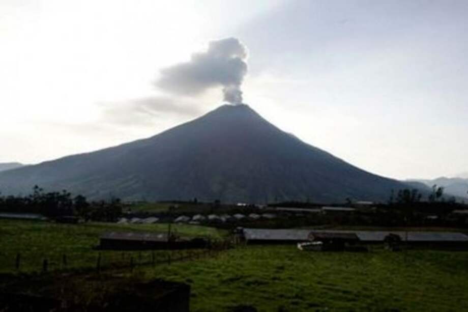 Declaran "alerta naranja" por reactivación del volcán Tungurahua en Ecuador