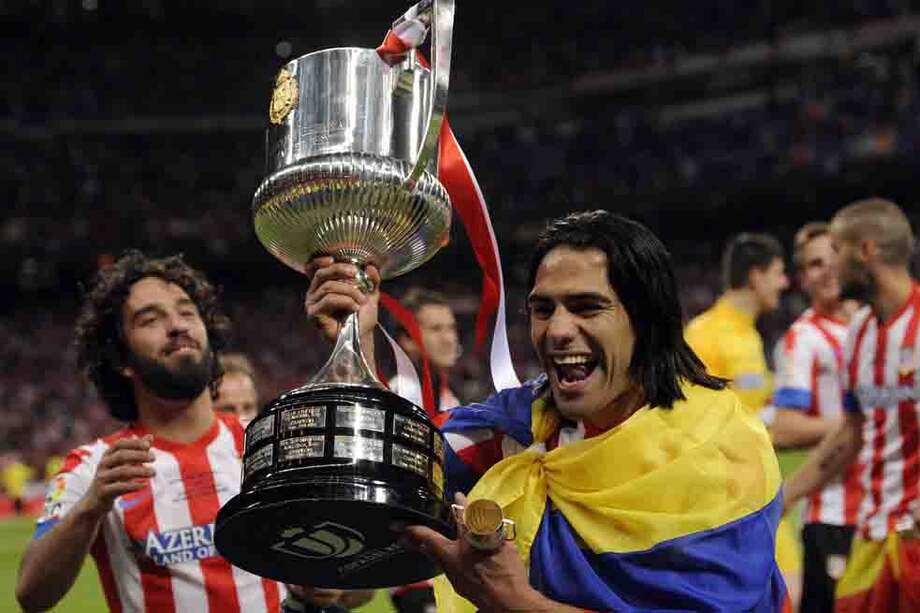 Radamel Falcao García levanta la Copa del Rey. / AFP