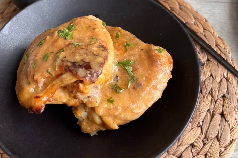 Sirve este pollo miel mostaza con una copa de vino blanco.