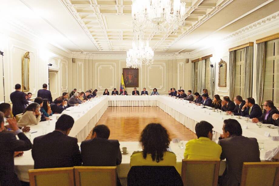 Al fondo, a la cabeza de la mesa, el presidente Iván Duque junto al expresidente César Gaviria. En la esquina derecha, Rodrigo Londoño y Carlos Lozada, voceros del partido FARC. / Presidencia