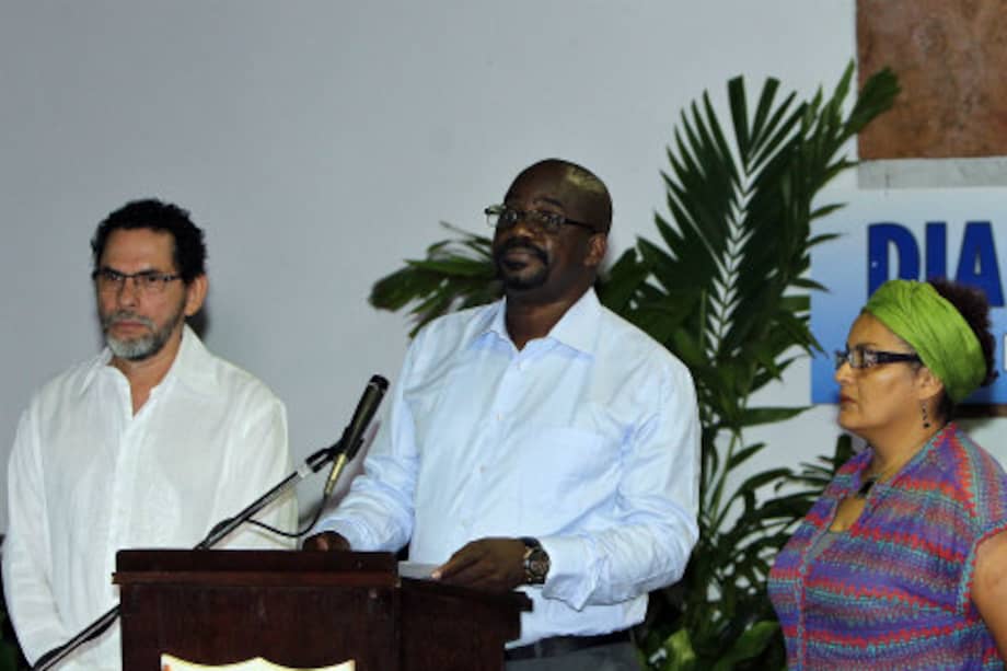 Los comandantes guerrilleros ‘Pastor Alape’, ‘Pablo Atrato’ y ‘Victoria Sandino’ leyeron la declaración de responsabilidad de las Farc con las víctimas civiles. / AFP