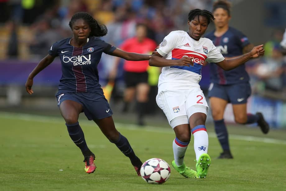 La jugadora del PSG, Aminata Diallo (izq.), disputando un balón con Kadeisha Buchanan, futbolista de Lyon.