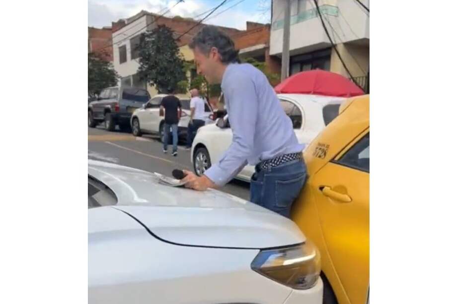 El exalcalde de Medellín, Daniel Quintero, subió un video a sus redes sociales en las que se ve a un ciudadano, en una camioneta blanca, intentar atropellarlo.