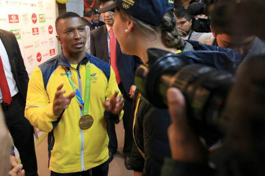 El colombiano Óscar Figueroa, medalla de oro en la categoría de los 62 kilogramos de halterofilia, en Bogotá. / EFE