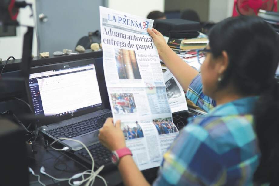 La Prensa, el diario más antiguo e influyente de Nicaragua, cuyo edificio está ocupado por la policía desde hace casi un año, informó el jueves 21 de julio de 2022 de que todo su equipo de redacción se ha visto obligado a abandonar el país debido a la persecución gubernamental.