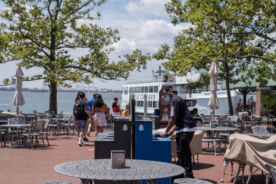 La isla de la Estatua de la Libertad prácticamente desierta en pleno mes de julio.