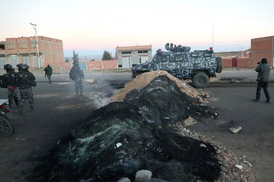 Integrantes de las Fuerzas Armadas participan en un operativo para desbloquear carreteras este sábado en Achica Arriba (Bolivia).Integrantes de las Fuerzas Armadas participan en un operativo para desbloquear carreteras este sábado en Achica Arriba (Bolivia).