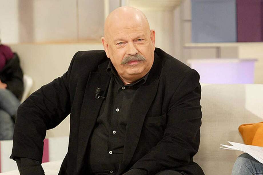 José María Íñigo escribió libros sobre música y dirigió revistas como Viajar, Aviación Civil, Glamour, Vino y restauración y Lo mejor de Madrid. / Cortesía