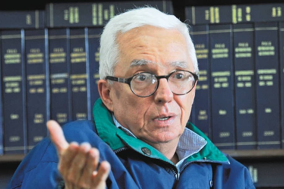 Jorge Robledo es arquitecto, nacido en Ibagué y tiene 71 años.