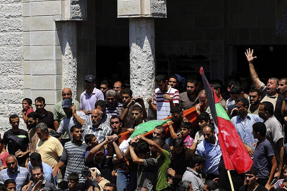 Piden venganza en medio de funeral de esposa e hijo de líder de Hamás