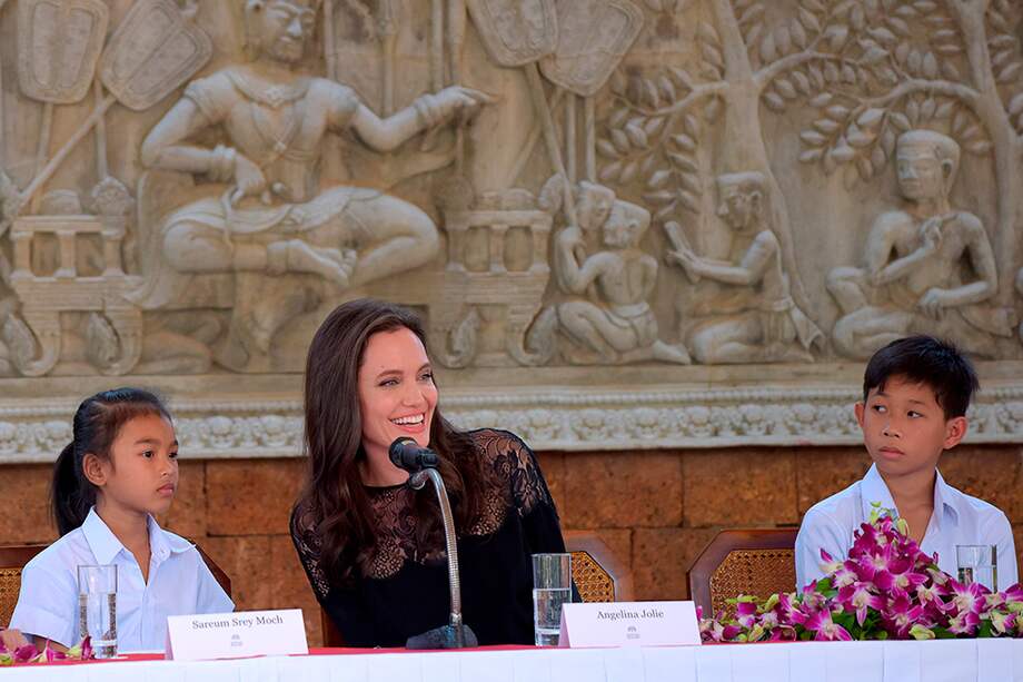 Angelina Jolie junto a Sareum Srey Moch (izquierda) y Mun Kimhak, protagonistas de "First They Killed My Father". / AFP