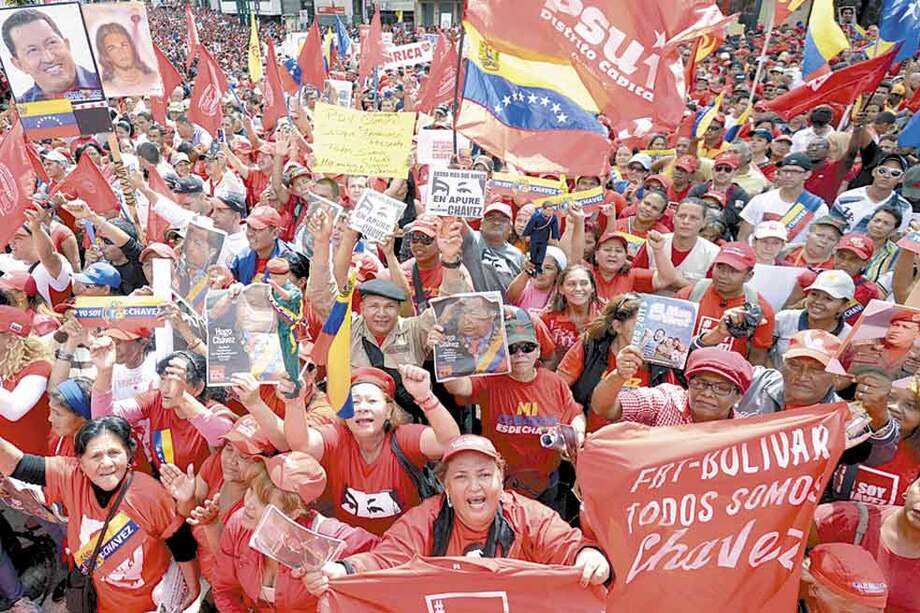 Caracas vivió el jueves una exhibición del poder de convocatoria del chavismo que inundó los alrededores de Miraflores en apoyo al comandante. / AFP