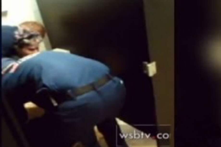 Rescatan a una mujer que se quedó pegada a un inodoro