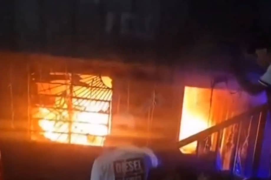 El incendio se registró en una vivienda del barrio Granizal, en la comuna 1 de Medellín, durante la madrugada del 25 de diciembre.