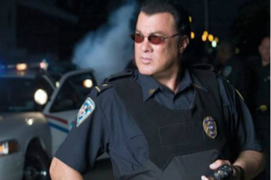 Actor estadounidense Steven Seagal adopta perro callejero en Rumanía